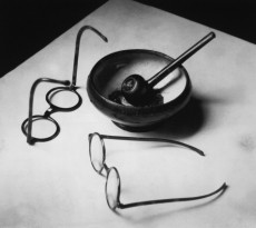 Las gafas y la pipa de Mondrian, 1926. André Kertész ©Ministère de la Culture. Mediatèque du Patrimoine. Donation André Kertész