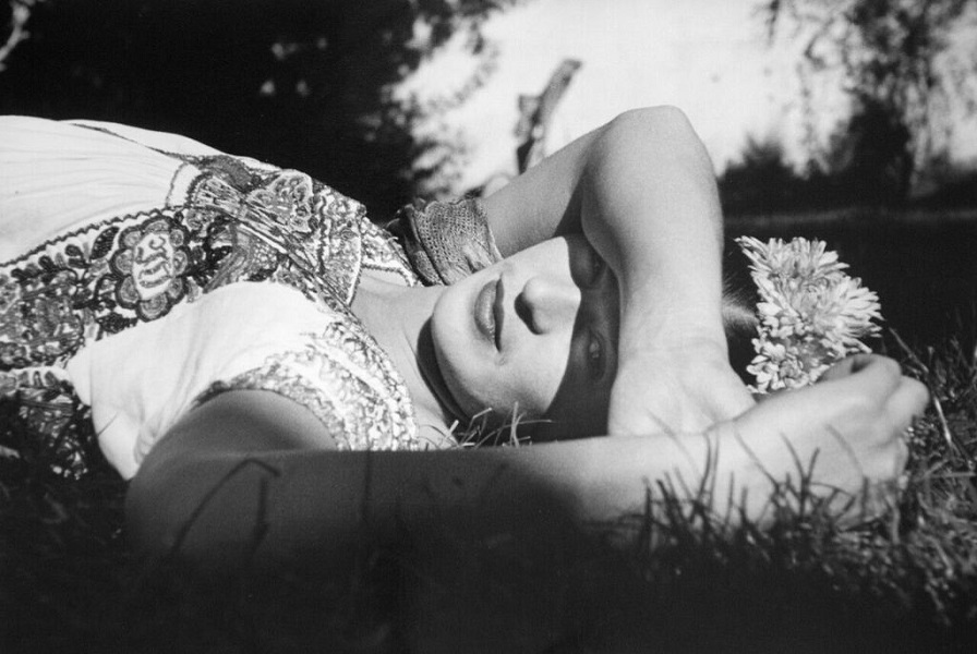 Frida posando, Xochimilco, Mexico, ca1941®Fundación Leo Matiz