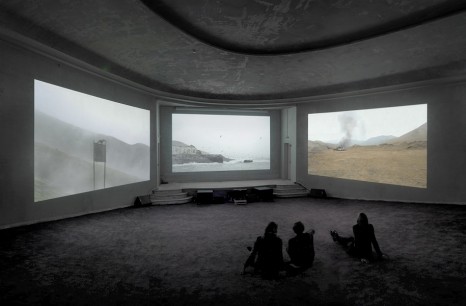 02_MAYA WATANABE_ ESCENARIOS_palais-de-tokyo_red