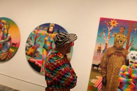 El universo multicolor de Okuda inunda Valencia