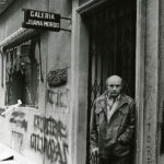 Antonio Saura frente a la Galería Juana Mordó tras el atentado del grupo de extrema derecha Guerrilleros de Cristo Rey, Madrid, 1972 © Fotografía: Carlos Saura, VEGAP, 2022