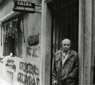 Antonio Saura frente a la Galería Juana Mordó tras el atentado del grupo de extrema derecha Guerrilleros de Cristo Rey, Madrid, 1972 © Fotografía: Carlos Saura, VEGAP, 2022