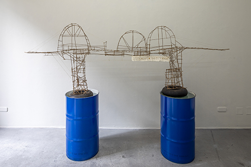 Curro Ulzurrun. Te apoyas en el agua. Madera, hilos, bidones, agua. 274x175x48 cm. 2021 Galería TRINTA, Santiago Compostela