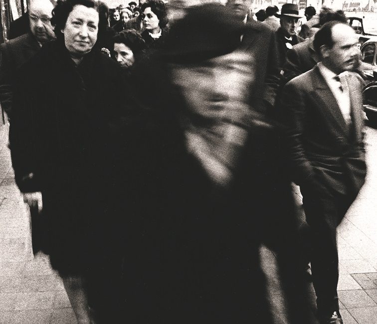 XAVIER MISERACHS Calle Pelayo, Barcelona, 1962 De la serie “Barcelona blanc i negre”. Gelatina y plata. Copia posterior © Herederas Xavier Miserachs.