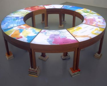 Antoni Muntadas. On Translation: la mesa de negociación II, 2005 Mesa de 10 módulos en madera, cajas de luz y libros