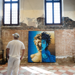 Una de las propuestas que podemos encontrar estos días en Venecia es la exposición VENICE 3024 del artista Daniel Arsham y presentada por la galería Perrotin, en colaboración con Ronald Harrar.