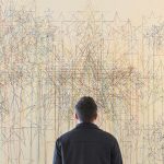 Yo también vivo bajo tu cielo es una conmovedora presentación de la obra reciente de Shilpa Gupta (Mumbai, 1976) en la que la voz y la poesía llenan el espacio expositivo reivindicando la existencia de personas que han sido silenciadas, aisladas o relegadas a los márgenes. Tal y como encarna la instalación de luces led con la frase que da título a la exposición, escrita en inglés, español y urdu, esta muestra es una clara afirmación de la presencia.