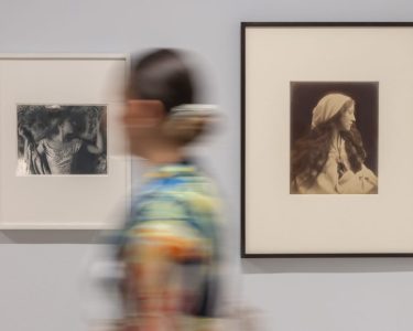 El Institut Valencià d’Art Modern (IVAM), en colaboración con la National Portrait Gallery de Londres, ofrece una gran exposición retrospectiva de la obra de dos de las fotógrafas más significativas de la historia del arte: Julia Margaret Cameron (1815-1879) y Francesca Woodman (1958-1981) en IVAM