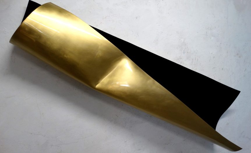 La Galería Thema ha inaugurado RENADIU, una innovadora serie escultórica de latón, hierro y acero del artista valenciano Rafael Amorós (Albaida, 1964).