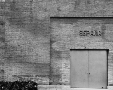 El proyecto “Los restos” del artista Oriol Vilanova, comisariado por Carles Guerra, representará a España en la 61ª Exposición Internacional de Arte de Venecia, que tendrá lugar del 9 de mayo al 22 de noviembre de 2026. PROCESO DE SELECCIÓN Entre las competencias de la Dirección de Relaciones Culturales y Científicas de la AECID está la de fomentar la política de difusión y proyección de la cultura española en el exterior. Es en este ámbito, donde se encuadran las exposiciones presentadas en el pabellón español de la Bienal de Venecia para el que AECID cuenta con la colaboración de Acción Cultural Española (ACE). La propuesta del artista catalán Oriol Vilanova es la selección para el pabellón de España en la 61 Bienal de Arte de Venecia de un jurado compuesto por el Director de Relaciones Culturales y Científicas de la AECID, la Directora de Programación de Acción Cultural Española, Manuel Segade, director del Museo Nacional Centro de Arte Reina Sofia (MNCARS), Agustín Pérez Rubio, comisario del Pabellón de España en la Bienal de Venecia 2024, Imma Prieto, directora del museo Tàpies, Tania Pardo, directora del Centro de Arte Dos de Mayo (CA2M), Santiago Olmo, director del Centro Galego de Arte Contemporánea (CGAC), Rosa Olivares, directora de la revista EXIT e Ignasi Aballi, artista del Pabellón de España en la Bienal de Arte de Venecia 2022. En una primera reunión, a finales del 2024, el jurado invitó a siete artistas y comisarios a presentar un proyecto para el Pabellón de España en la 61ª Bienal de Arte de Venecia. Una vez finalizado el plazo establecido, se recibieron 7 propuestas, que fueron presentadas por los candidatos en una reunión celebrada los pasados días 27 y 28 de marzo en donde, tras una deliberación, el jurado determinó, por unanimidad, que el proyecto ganador era “Los restos” del artista Oriol Vilanova. Como viene siendo habitual, en respuesta a las demandas del sector artístico, la selección del proyecto ha recaído en un Jurado independiente y de reconocido prestigio dentro del ámbito del arte contemporáneo español. Oriol Vilanova representará a España en la Bienal de Venecia 2026.