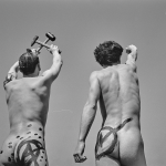 Contra-Archivo Marica surge con la intención de activar un archivo fotográfico que ha permanecido dormido durante treinta años. Para entender el marco en el que Nacho Goytre (Madrid, 1974) realizó estas fotografías, debemos remontarnos al Madrid de los noventa.