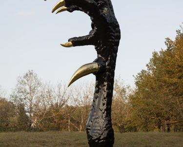 Chillida Leku inaugura Limina: Cosmopolitan Chicken Project 30, un proyecto a largo plazo del artista Koen Vanmechelen. Enmarcada en la Bienal Internacional de Arquitectura de Euskadi, Mugak/, esta primera exposición individual del artista belga en España refuerza la vocación del museo como lugar vivo donde se entrecruzan naturaleza, arte, ciencia y arquitectura.