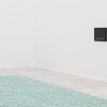 Felix Gonzalez-Torres. “Untitled” (Revenge), 1991. Caramelos azules en envoltorios transparente, suministro inagotable. Las dimensiones totales varían con la instalación. Peso ideal: 325 lb, y “Untitled”, 1989. Serigrafía sobre papel enmarcada. 16 ½ × 21 ¾” [42 × 55,2 cm]. Edición de 250, 10 AP Editado por Public Art Fund, Nueva York. Vista de sala de la exposición Felix Gonzalez-Torres: Dulce venganza. Museo Reina Sofía, 27 de mayo a 12 de octubre, 2026. Comisariado por Alejandro Cesarco y Nancy Spector. Fotografía: Roberto Ruiz © Estate Felix Gonzalez-Torres