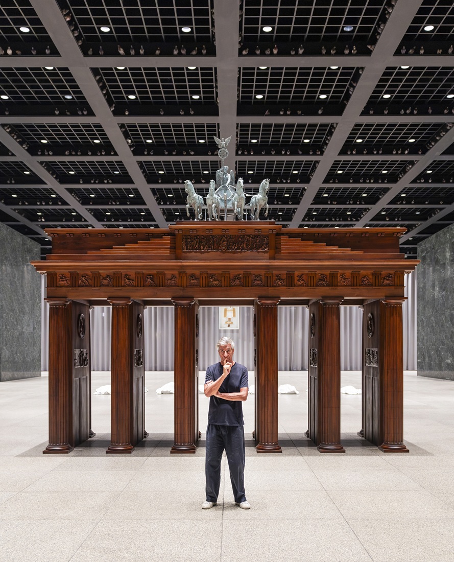Maurizio Cattelan: entre la memoria y la incertidumbre